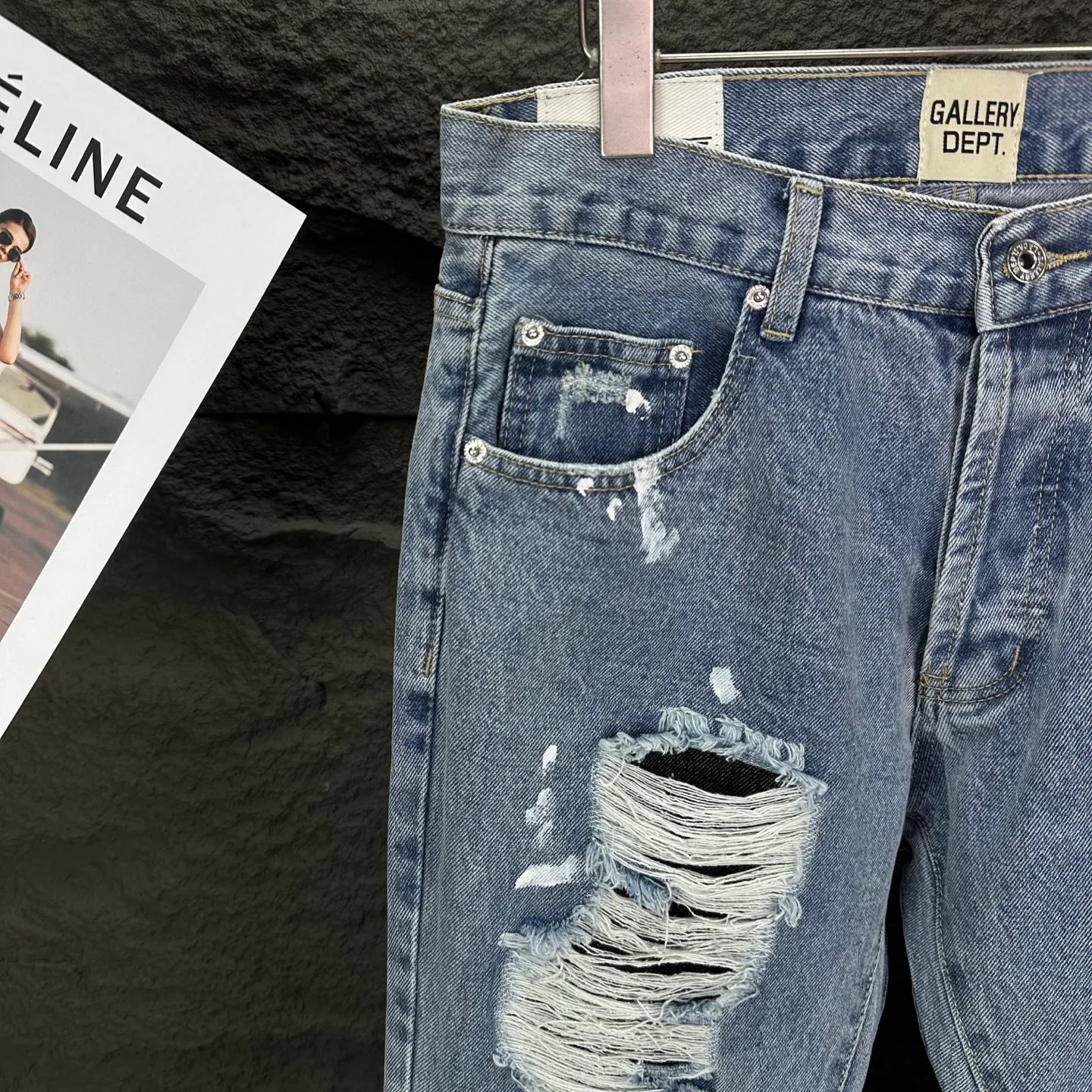 P250 GALLERY DEPT. 2025 New Ripped Holes, Hand-painted and Tangled Couple Style Loose Washed Flare Jeans 🔥High Version🔥High Version🔥 Top Ceiling Quality Styles with different washed textures are very friendly to people with thin legs and thick legs. The straight version is very flattering to the leg shape. Moderate length that never goes out of style, easy and casual to match, basic styling for various styles, a must-have in the wardrobe! The fabric is stiff but also makes the upper body soft without losing texture. The washing process is even more perfect. It is a must-have item for everyone! ! ! Washed wheat, hang tag, pants label, complete with three labels Color: light blue Size: 28, 30, 32, 34, 36 (five sizes)